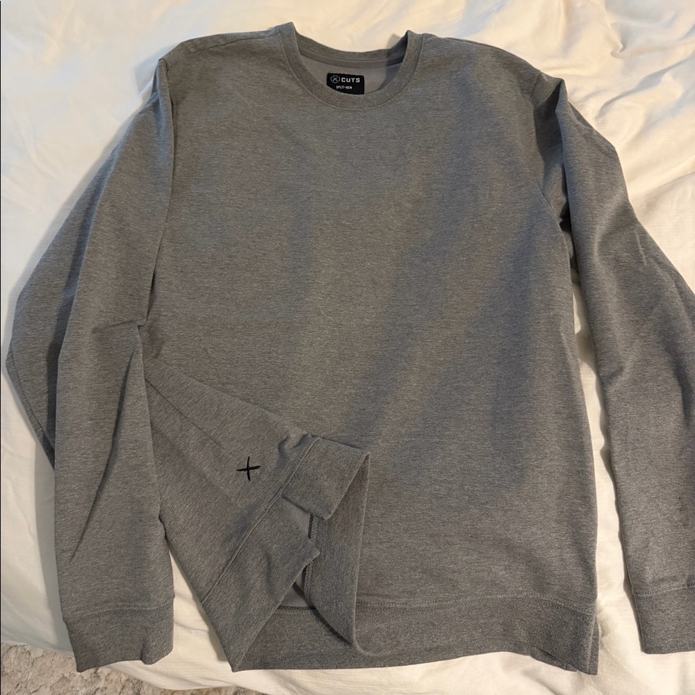 Cuts Crewneck Split Hem-Size M